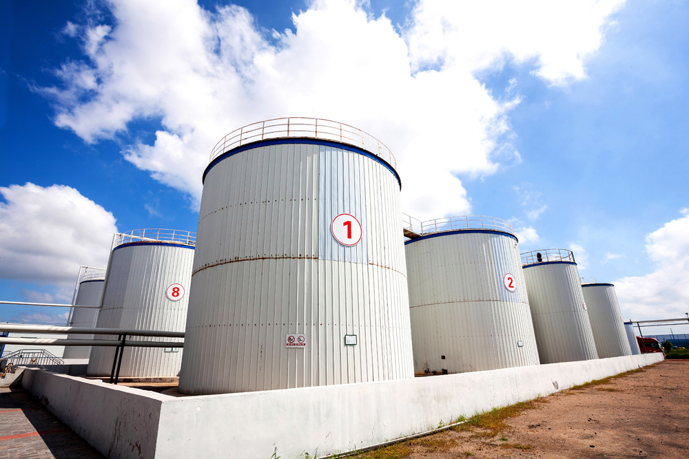 <div align="center">
	<span style="font-size:14px;font-family:Microsoft YaHei;">散油罐區(qū)<br />
8000噸存儲(chǔ)能力</span> 
</div>